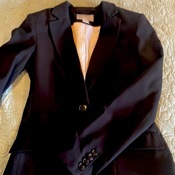 H&M black lined blazer one button close with slit in back. - Picture 1 of 3